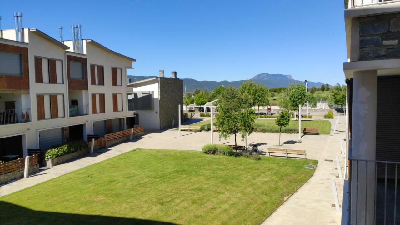 Golf Y Nieve Apartment Sabinanigo Exterior photo